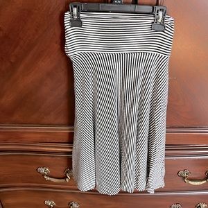 Sophie Max Summer skirt. Black/ White Size M. 95% Rayon 5% Rayon EUC